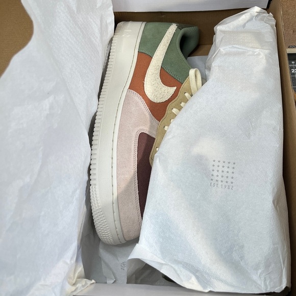 Nike
Air Force 1 07 LX W
Brand new W/ box🔥 - Picture 9 of 11